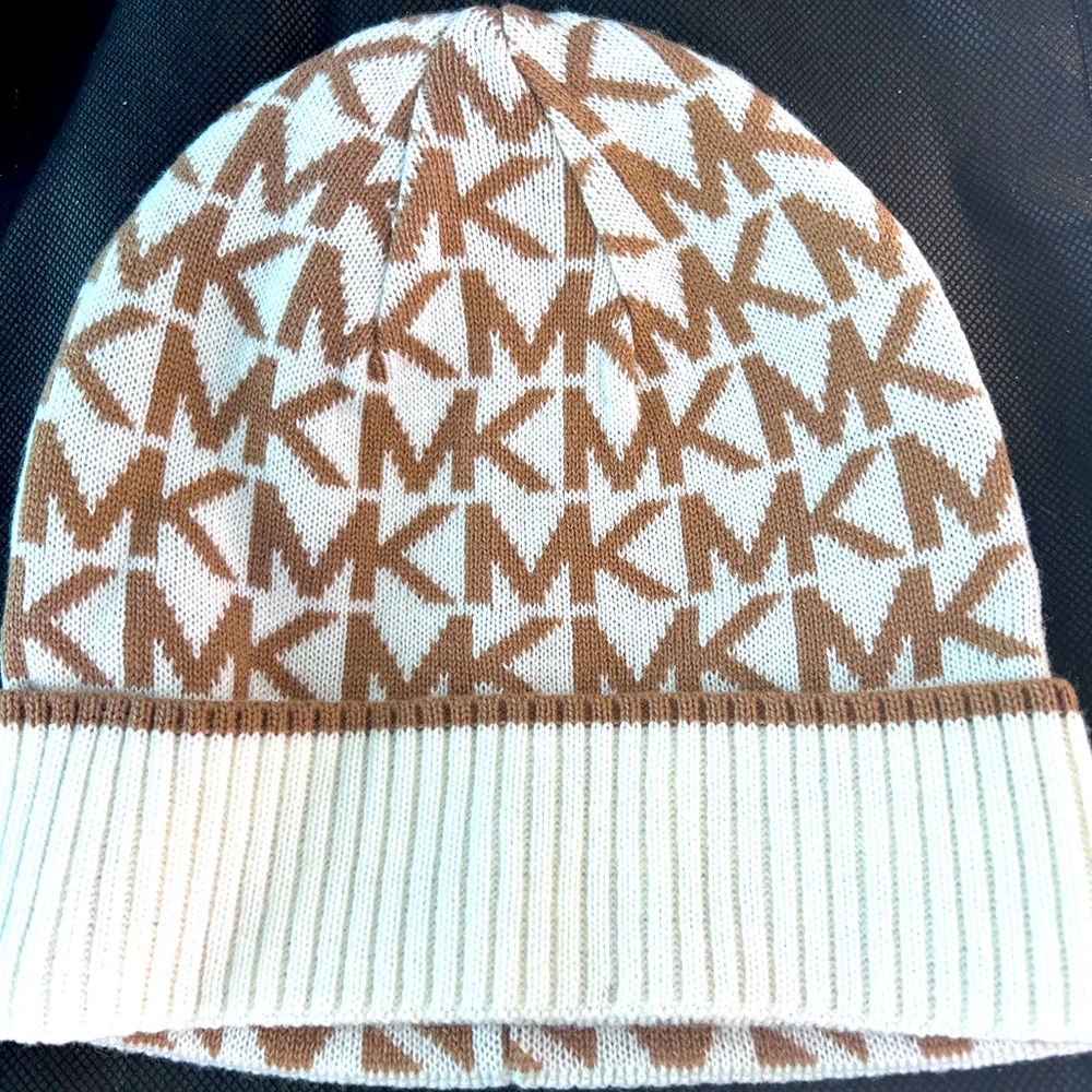 🆕‼️Michael Kors Ski Hat and Scarf set.